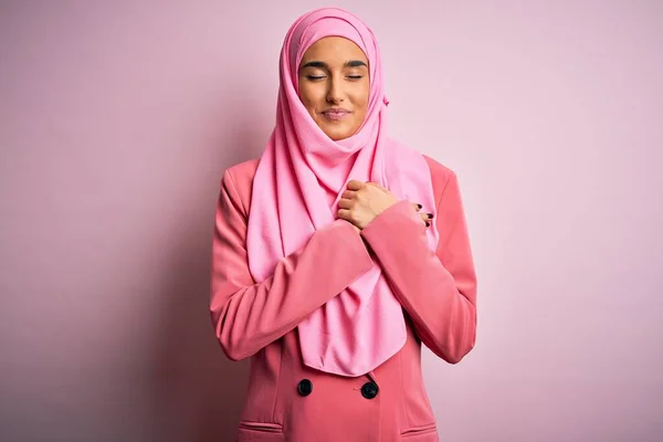 Young Beautiful Brunette Businesswoman Wearing Pink Muslim Hijab Business Jacket — 图库照片