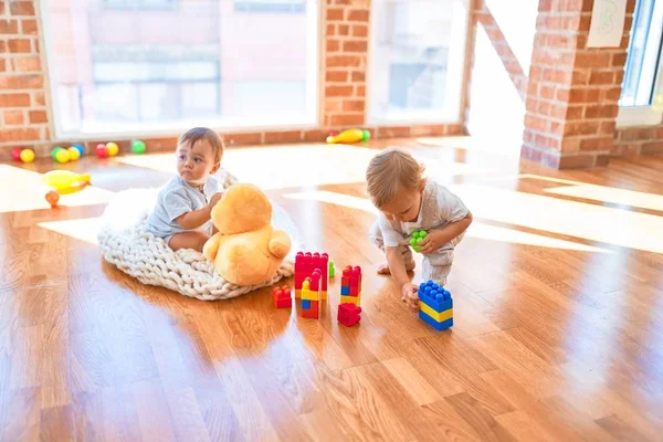 Crianças Bonitas Brincando Torno Lotes Brinquedos Jardim Infância — Fotografia de Stock