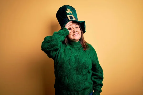 Joven Hermosa Mujer Talla Grande Con Sombrero Verde Con Trébol — Foto de Stock