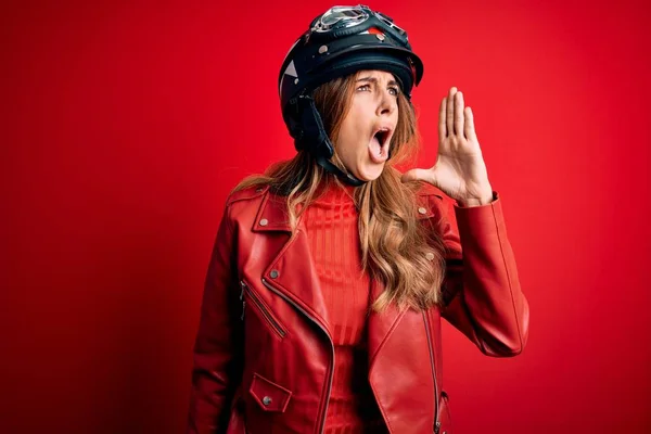Junge Schöne Brünette Motorradfahrerin Mit Motorradhelm Über Rotem Hintergrund Schreit — Stockfoto