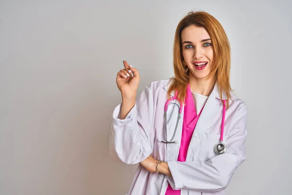 Mulher Médica Caucasiana Ruiva Vestindo Estetoscópio Rosa Sobre Fundo Isolado — Fotografia de Stock