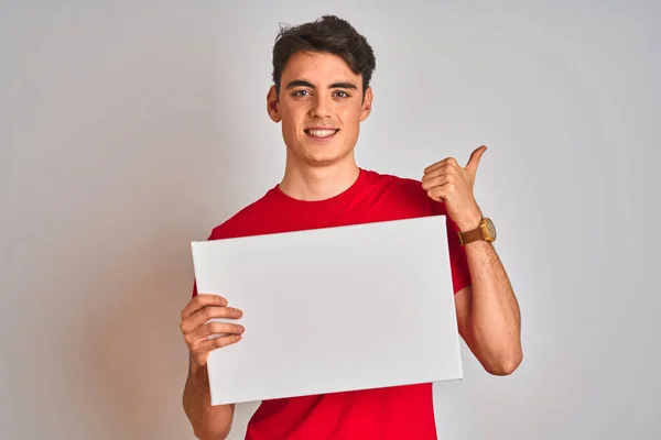 Adolescente Niño Sosteniendo Pancarta Publicitaria Con Espacio Blanco Sobre Fondo — Foto de Stock