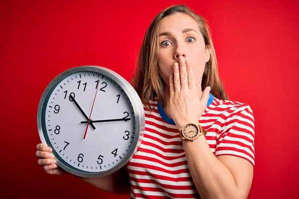 Junge Schöne Blonde Frau Mit Großer Uhr Die Vor Isoliertem — Stockfoto