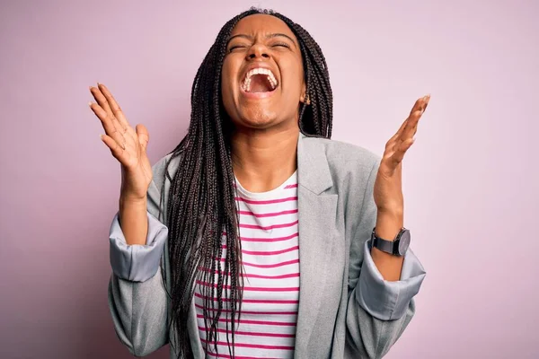 Fiatal Afro Amerikai Üzletasszony Áll Rózsaszín Elszigetelt Háttér Ünnepli Őrült — Stock Fotó