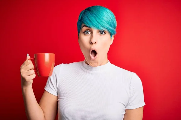 Mujer Joven Con Pelo Azul Manera Que Bebe Una Taza —  Fotos de Stock