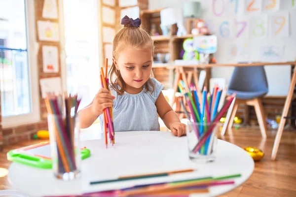 Jong Mooi Blond Meisje Kind Genieten Spelen School Met Speelgoed — Stockfoto