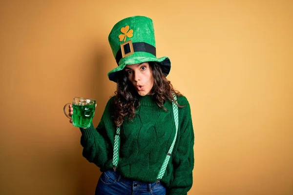 Beautiful Curly Hair Woman Wearing Hat Drinking Jar Green Beverage — 图库照片