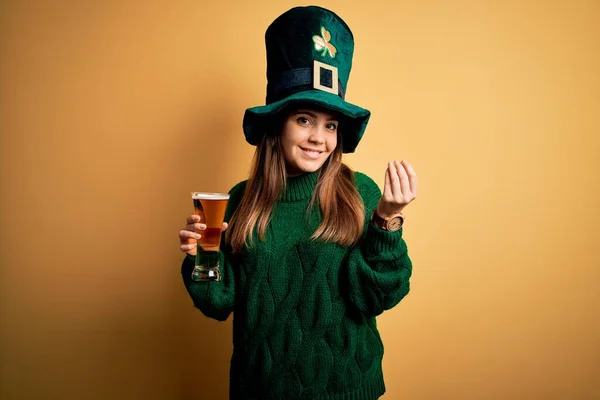 Giovane Bella Donna Che Indossa Cappello Verde Bere Bicchiere Birra — Foto Stock