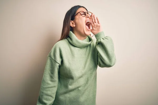 Mujer Hermosa Joven Con Suéter Casual Pie Sobre Fondo Blanco — Foto de Stock