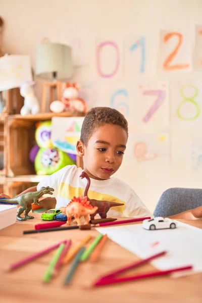 Vackra Afrikanska Amerikanska Barn Sitter Målning Bil Leksak Med Markör — Stockfoto