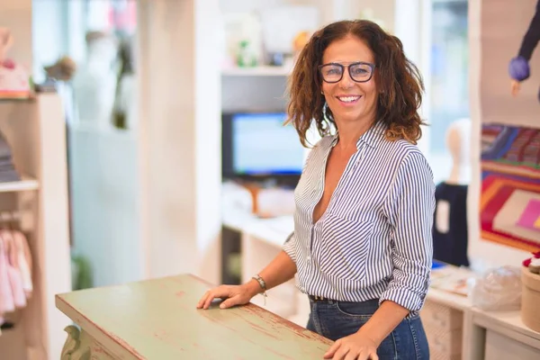 Moyen Âge Belle Propriétaire Magasin Vêtements Femme Souriant Heureux Confiant — Photo