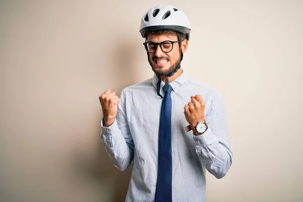 자전거 헬멧을 사업가는 성공을 승리를 축하하는 미소를 지었다 — 스톡 사진