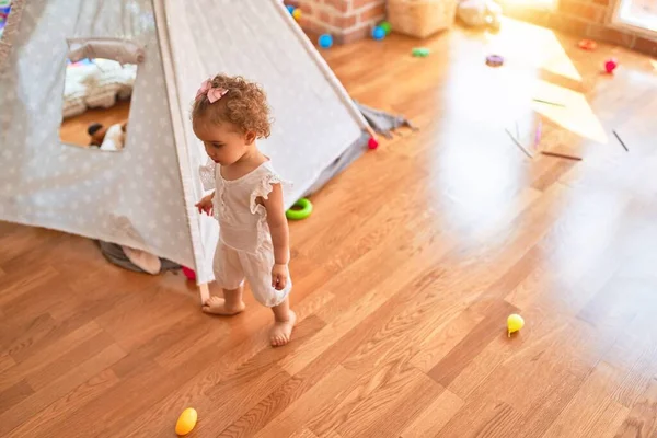 Schöne Kaukasische Säugling Spielt Mit Spielzeug Bunten Spielzimmer Fröhlich Und — Stockfoto