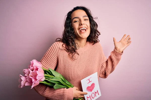 Beautiful Curly Hair Woman Holding Love Mom Message Tulips Celebrating — 스톡 사진