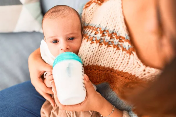 Jonge Mooie Vrouw Haar Baby Bank Thuis Pasgeborene Moeder Ontspannen — Stockfoto