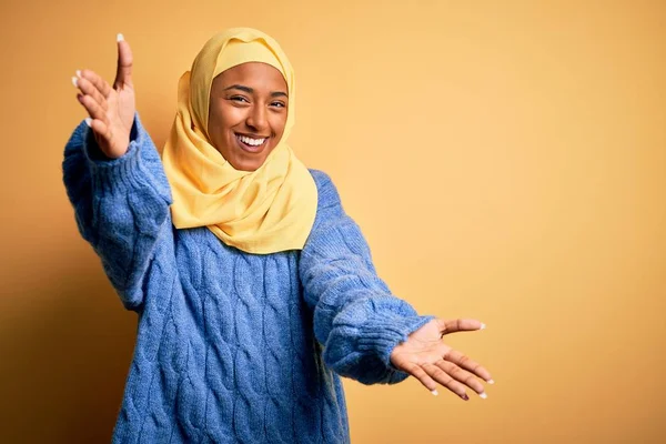 Junge Afrikanisch Amerikanische Afro Frau Trägt Muslimischen Hijab Vor Isoliertem — Stockfoto