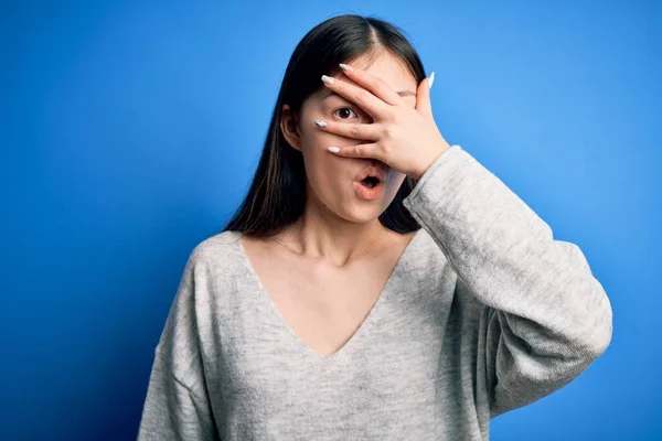 Junge Schöne Asiatische Frau Lässigem Pullover Der Über Blauem Isoliertem — Stockfoto