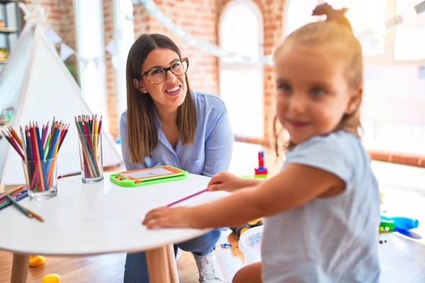 Blank Meisje Kind Spelen Leren Speelschool Met Vrouwelijke Leraar Moeder — Stockfoto