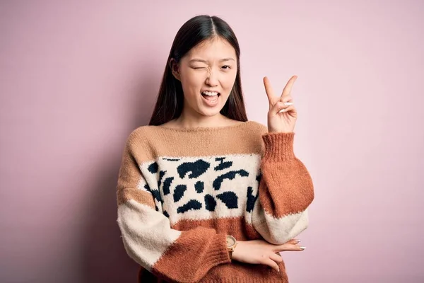 Jovem Bonita Asiática Mulher Vestindo Animal Impressão Moda Suéter Sobre — Fotografia de Stock