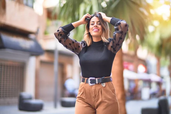 Jovem Mulher Bonita Sorrindo Feliz Confiante Andando Rua Cidade — Fotografia de Stock