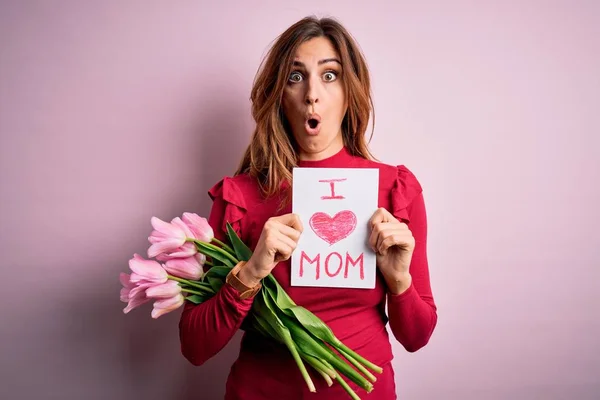 Mooie Brunette Vrouw Met Liefde Moeder Boodschap Tulpen Vieren Moeders — Stockfoto