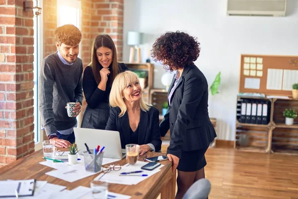 Gruppe Von Geschäftsleuten Die Glücklich Und Zuversichtlich Lächeln Zusammenarbeit Mit — Stockfoto