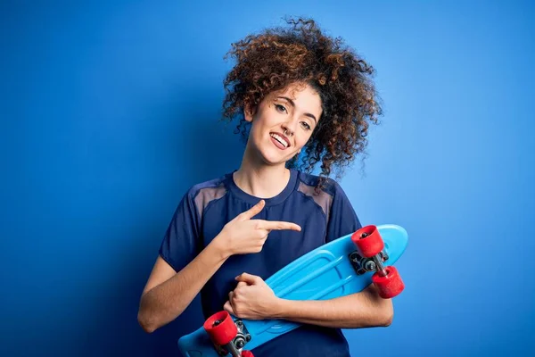 Jovem Mulher Desportiva Com Cabelo Encaracolado Piercing Segurando Skate Sobre — Fotografia de Stock