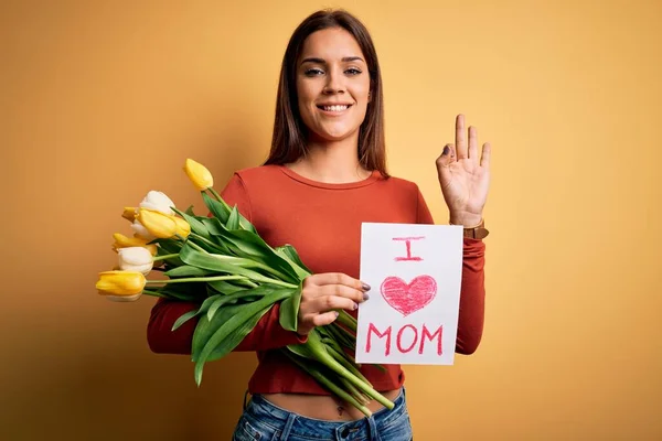 Mooie Vrouw Vieren Moeders Dag Met Liefde Moeder Boodschap Boeket — Stockfoto