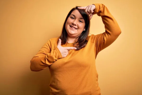 Beautiful Brunette Size Woman Wearing Casual Sweater Isolated Yellow Background — Stok fotoğraf