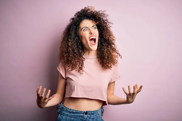 Jonge Mooie Vrouw Met Krullend Haar Piercing Dragen Casual Roze — Stockfoto