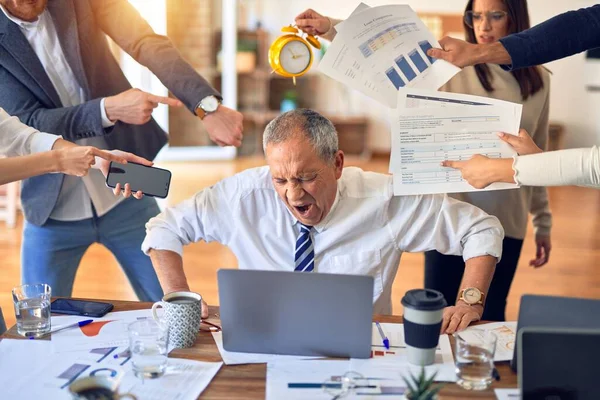 Gruppe Von Geschäftsleuten Die Zusammenarbeiten Partner Betonen Einen Von Ihnen — Stockfoto