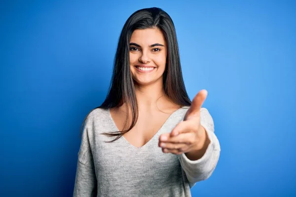 Junge Schöne Brünette Frau Lässigem Pullover Der Über Blauem Hintergrund — Stockfoto