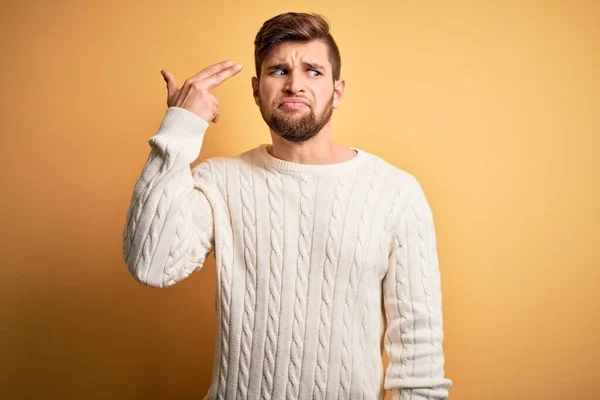 Young Blond Man Beard Blue Eyes Wearing White Sweater Yellow — Stockfoto