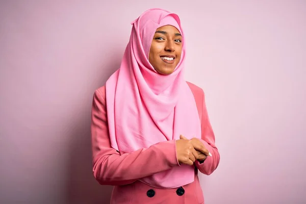 Young African American Afro Woman Wearing Muslim Hijab Isolated Pink — Stock Photo, Image