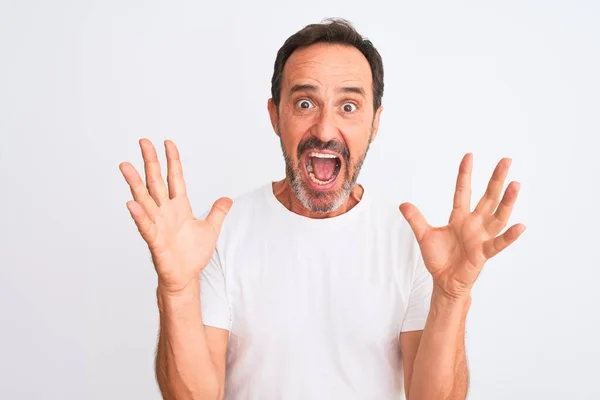 Homem Bonito Meia Idade Vestindo Camiseta Casual Sobre Fundo Branco — Fotografia de Stock