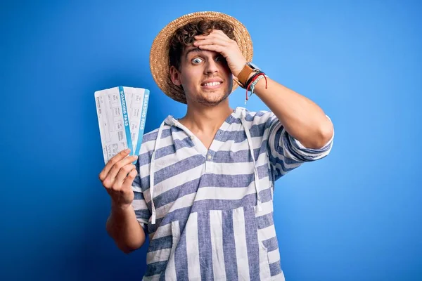 Young Blond Tourist Man Curly Hair Vacation Wearing Summer Hat — Stok fotoğraf