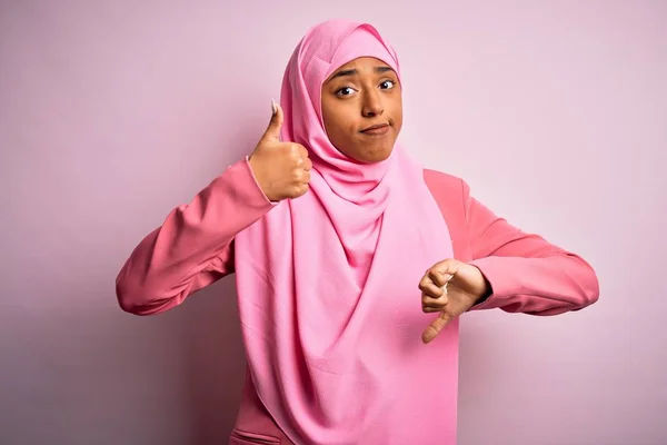 Junge Afrikanisch Amerikanische Afro Frau Trägt Muslimischen Hijab Über Isoliertem — Stockfoto