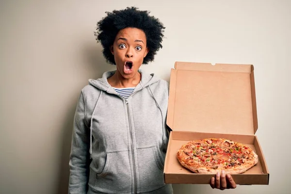 Kıvırcık Saçlı Talyan Pizzalı Afro Saçlı Genç Bir Kadın Şaşırmış — Stok fotoğraf