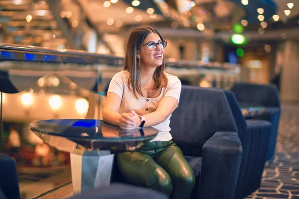 Giovane Bella Donna Sorridente Felice Fiducioso Seduto Con Sorriso Sul — Foto Stock