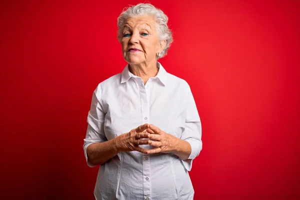 Senior Beautiful Woman Wearing Elegant Shirt Standing Isolated Red Background — Stok fotoğraf