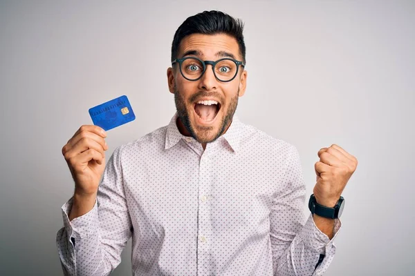 Joven Hombre Negocios Sosteniendo Tarjeta Crédito Sobre Fondo Aislado Gritando —  Fotos de Stock