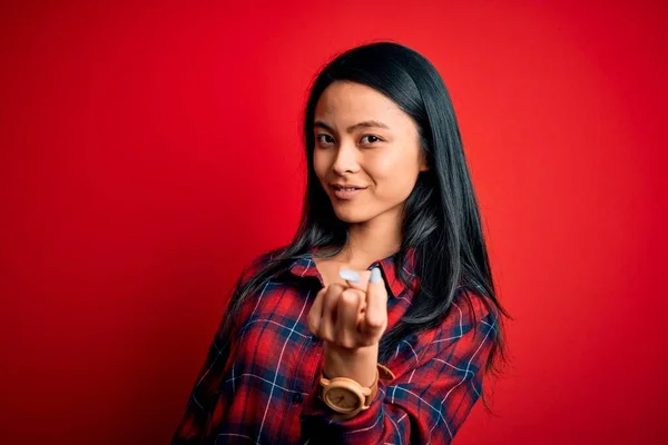 Young Beautiful Chinese Woman Wearing Casual Shirt Isolated Red Background — Stok fotoğraf