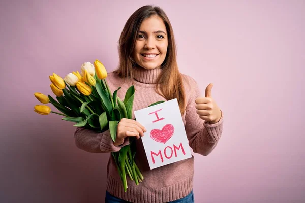 Mooie Vrouw Houden Papier Met Liefde Moeder Bericht Tulpen Vieren — Stockfoto