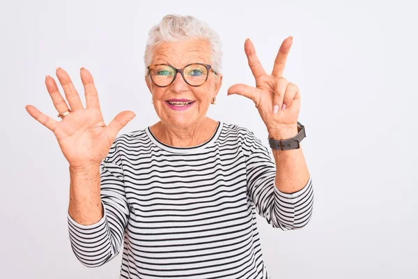 Senior Mulher Cabelos Grisalhos Vestindo Listrado Marinho Shirt Óculos Sobre — Fotografia de Stock