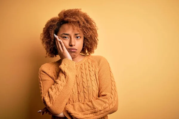 Młoda Piękna Afro Afroamerykanka Kręconymi Włosami Ubrana Luźny Sweter Myśląca — Zdjęcie stockowe