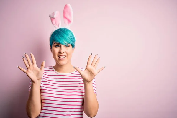 Jovem Mulher Com Cabelo Azul Moda Vestindo Orelhas Coelho Páscoa — Fotografia de Stock