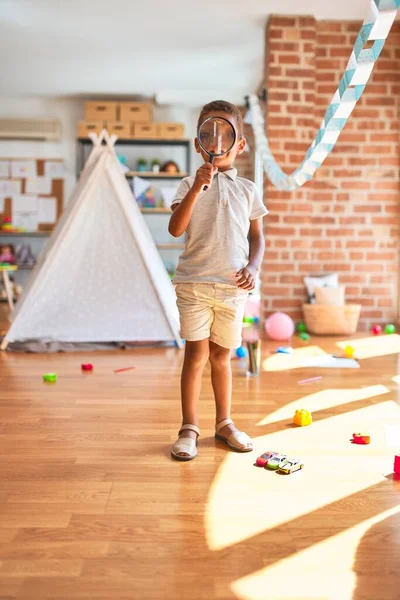 Hermoso Niño Afroamericano Jugando Con Loupe Jardín Infantes — Foto de Stock