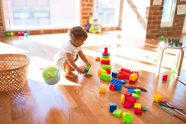 Adorabile Bambino Che Gioca Con Mattoni Intorno Sacco Giocattoli All — Foto Stock