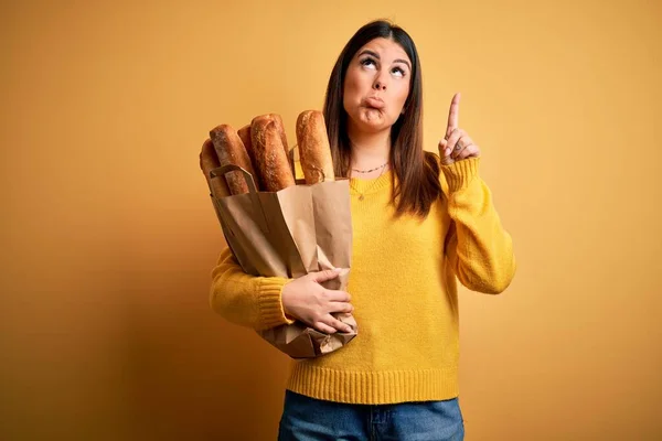 Joven Mujer Hermosa Sosteniendo Una Bolsa Pan Fresco Saludable Sobre — Foto de Stock