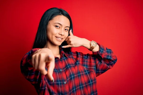 Młoda Piękna Chinka Ubrana Luźną Koszulę Czerwonym Tle Uśmiechnięta Rozmawiająca — Zdjęcie stockowe